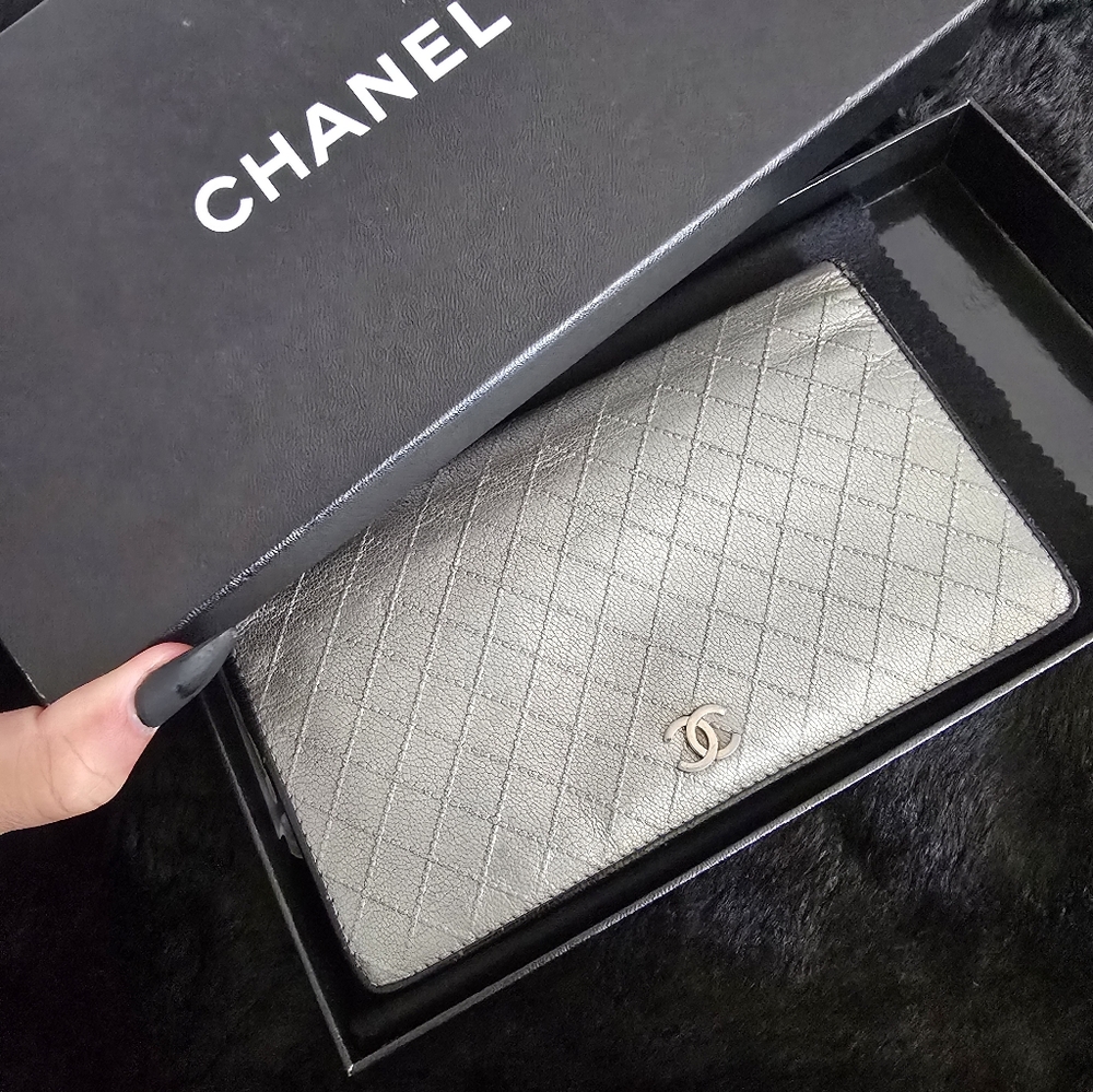 CHANEL Silver Quilted Leather Clutch with CC Logo - Picture 2 of 16
